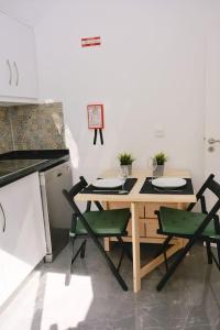 cocina con mesa y sillas en Cozy Surf House, en Charneca