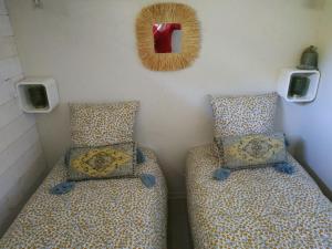 Tempat tidur dalam kamar di Charmant appartement à 350m de la plage et du port