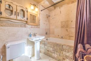 Bilik mandi di Lotus Mountain Suites West Suite