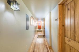 un corridoio con pavimenti in legno e un corridoio con porta di Lotus Mountain Suites East Suite a Ouray