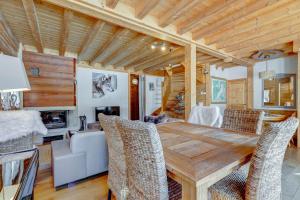 una sala da pranzo con tavolo e sedie in legno di Le Tournavel a Praz-sur-Arly