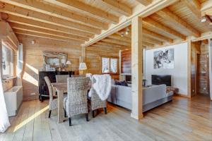 una sala da pranzo e un soggiorno con tavolo e sedie di Le Tournavel a Praz-sur-Arly