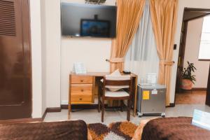 Televiisor ja/või meelelahutuskeskus majutusasutuses HOTEL ACHALAY
