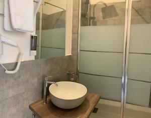 bagno con lavabo e doccia di GALLERIA DEL TORO 3 rooms a Bologna