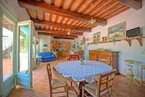 eine Küche und ein Esszimmer mit einem Tisch und Stühlen in der Unterkunft Casale San Martino by PosarelliVillas in Cortona