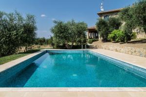 een zwembad in de achtertuin van een villa bij Villa Chiugi by PosarelliVillas in Seggiano