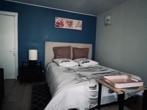 A bed or beds in a room at La Ligonne