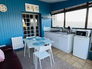 Kuchyň nebo kuchyňský kout v ubytování La Ligonne