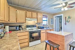 Köök või kööginurk majutusasutuses Oxford Home on Private Land Less Than 7 Mi to Dtwn! +16 fotot