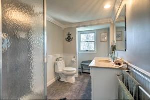 Vannituba majutusasutuses Bristol Home with Pool about 3 Mi to Dtwn and Beach!