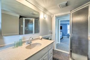 Vannituba majutusasutuses Bristol Home with Pool about 3 Mi to Dtwn and Beach!
