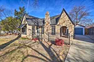 ein Steinhaus mit schwarzem Dach in der Unterkunft Lawton Home about 5 Mi to Fort Sill! in Lawton