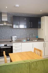 Η κουζίνα ή μικρή κουζίνα στο Gorgeous Central Studio with Balcony, 2 mins to Beach and Pier