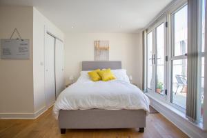 Ένα ή περισσότερα κρεβάτια σε δωμάτιο στο Gorgeous Central Studio with Balcony, 2 mins to Beach and Pier