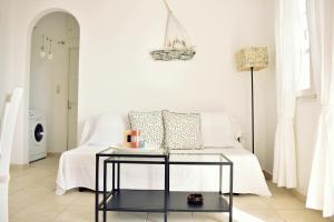 Sala de estar con cama y mesa en Parodise Apartment en Kampos Paros