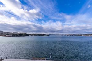 een grote hoeveelheid water met boten erin bij PureServiced Royal William Yard in Plymouth