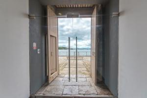 een open deur met uitzicht op de oceaan bij PureServiced Royal William Yard in Plymouth