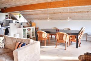 sala de estar con mesa y sillas en Viking Surf Cottage, en Klitmøller