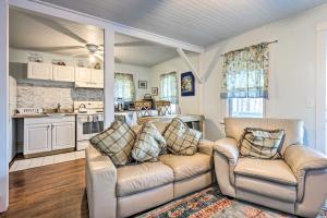 sala de estar con 2 sofás y cocina en Charming Danbury Cottage with Lake Kenosia Access!, en Danbury
