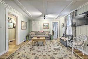 Gallery image of Charming Sutton Cottage Walk to Lake and Farm! in Sutton