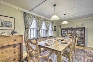 Gallery image of Charming Sutton Cottage Walk to Lake and Farm! in Sutton