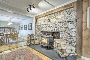 Gallery image of Charming Sutton Cottage Walk to Lake and Farm! in Sutton +21 photos