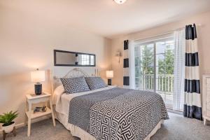 Foto de la galería de Bright and Airy Condo - Walk to Ortley Beach! en Seaside Heights