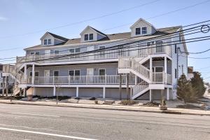 una gran casa blanca al lado de la calle en Bright and Airy Condo - Walk to Ortley Beach! en Seaside Heights