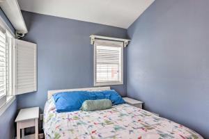 Ліжко або ліжка в номері Lake Erie Waterfront Home with Sunroom and Yard!
