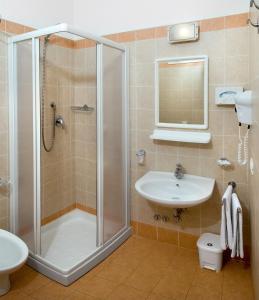 Koupelna v ubytování Hotel Mirabella + 17 fotografií