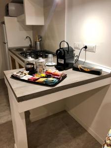un bancone della cucina con tavolo e cibo sopra di La Via del Mare a Licola