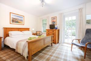 1 dormitorio con cama, escritorio y silla en Edinburgh Mews Apartment en Edimburgo