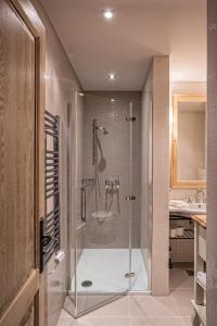 La salle de bains est pourvue d'une douche, d'une baignoire et d'un lavabo. dans l'établissement B&B Dvor Tacen, à Ljubljana