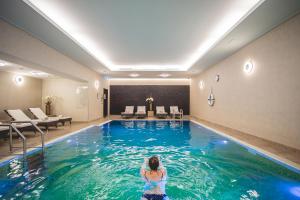 una mujer en una piscina en una habitación de hotel en InterContinental Budapest, an IHG Hotel, en Budapest