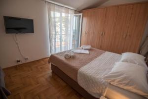 1 dormitorio con 1 cama con 2 toallas en Apartment Miro, en Dolac