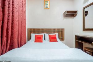Postel nebo postele na pokoji v ubytování Hill Times Inn Hotel
