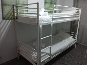Posteľ alebo postele v izbe v ubytovaní Vivalidays Rosalia - LLoret de Mar centro