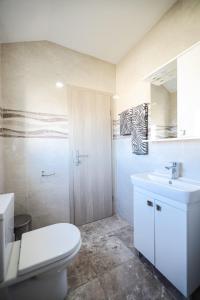 Kúpeľňa v ubytovaní Apartments Anka with Seaview + 37 fotografií