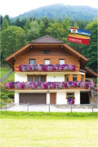 a house with flowers on the front of it at Haus Lassacher in Sankt Michael im Lungau