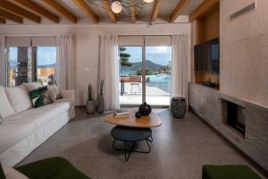 Televízia a/alebo spoločenská miestnosť v ubytovaní The Olive Tree Villa Elounda