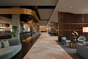 Lobby o reception area sa The Watermark Hotel