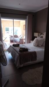 una camera con letto e un soggiorno di Toscana Cottage a Port Elizabeth