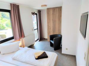 Pfefferstübchen Ferienwohnung Schanzenblick في بروتيرود: غرفه فندقيه بسرير وكرسي