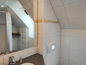 a bathroom with a sink and a mirror at Pfefferstübchen Ferienwohnung Schanzenblick in Brotterode