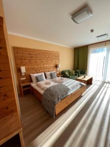 Posteľ alebo postele v izbe v ubytovaní Das AlplResort "ALMfrequenz"
