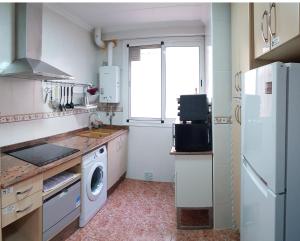 una cucina con frigorifero e lavatrice di JL Ciudad de las Artes a Valencia