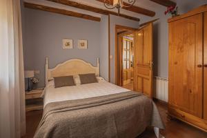 a bedroom with a large bed in a room at Casas Santos y Tolta in Loarre