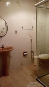 een badkamer met een douche, een toilet en een wastafel bij Apartamento na quadra do mar da Praia do Morro! in Guarapari