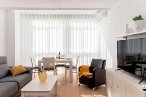 salon z kanapą i stołem w obiekcie Espanatour LA PALOMA w mieście Torrevieja
