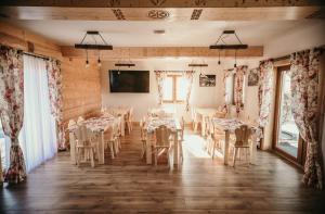 ein Restaurant mit Tischen und Stühlen in einem Zimmer in der Unterkunft Tarasówka u Zająca in Ząb